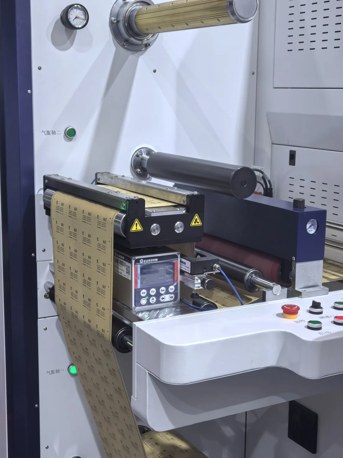 Integrated web guide fitted on a narrow-web label converting line running printed label stock