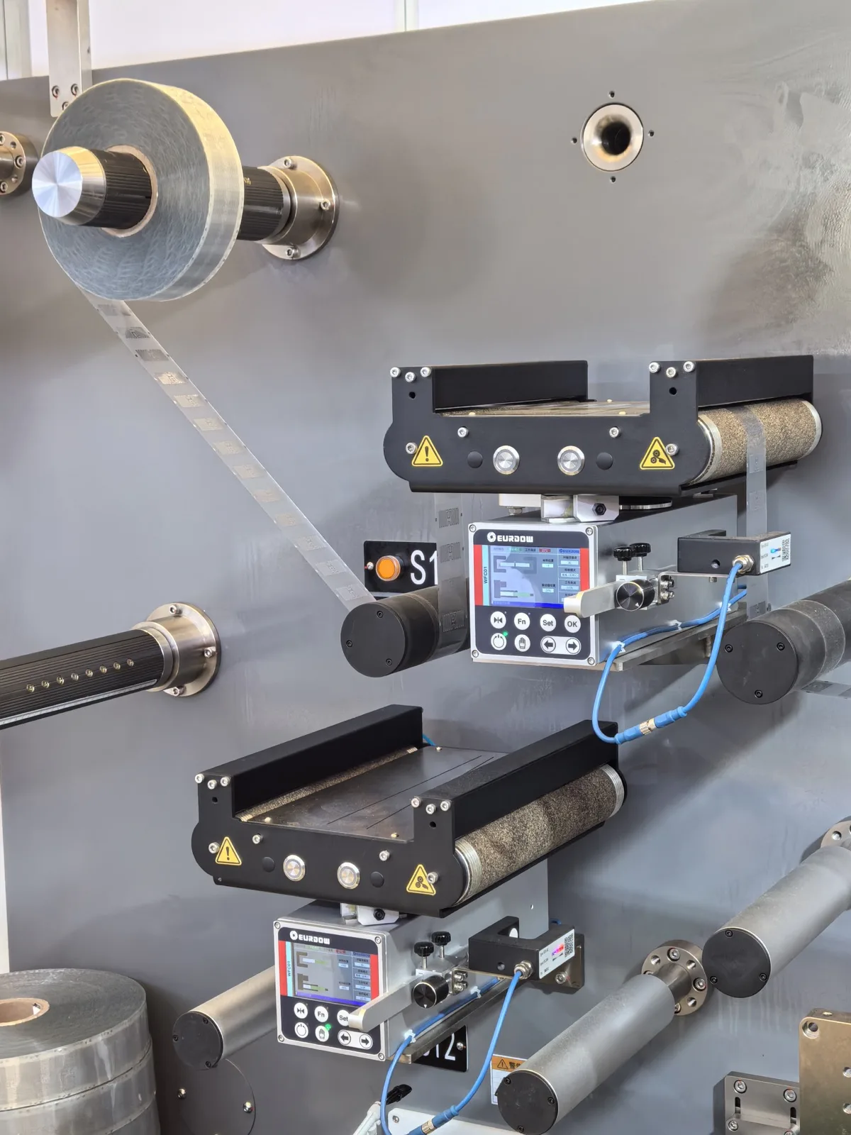 Two integrated web guides fitted on a narrow web label converting machine