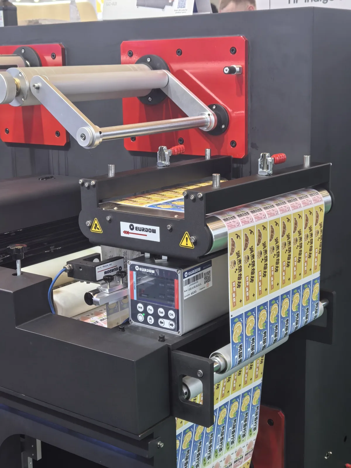 Integrated web guiding unit on a flexographic label printing line