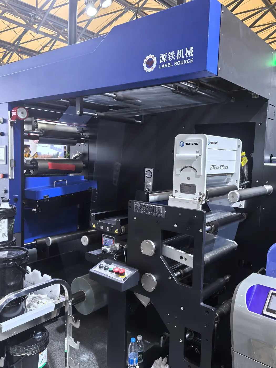 Integrated web guide fitted mid-machine on a multi-color flexo press