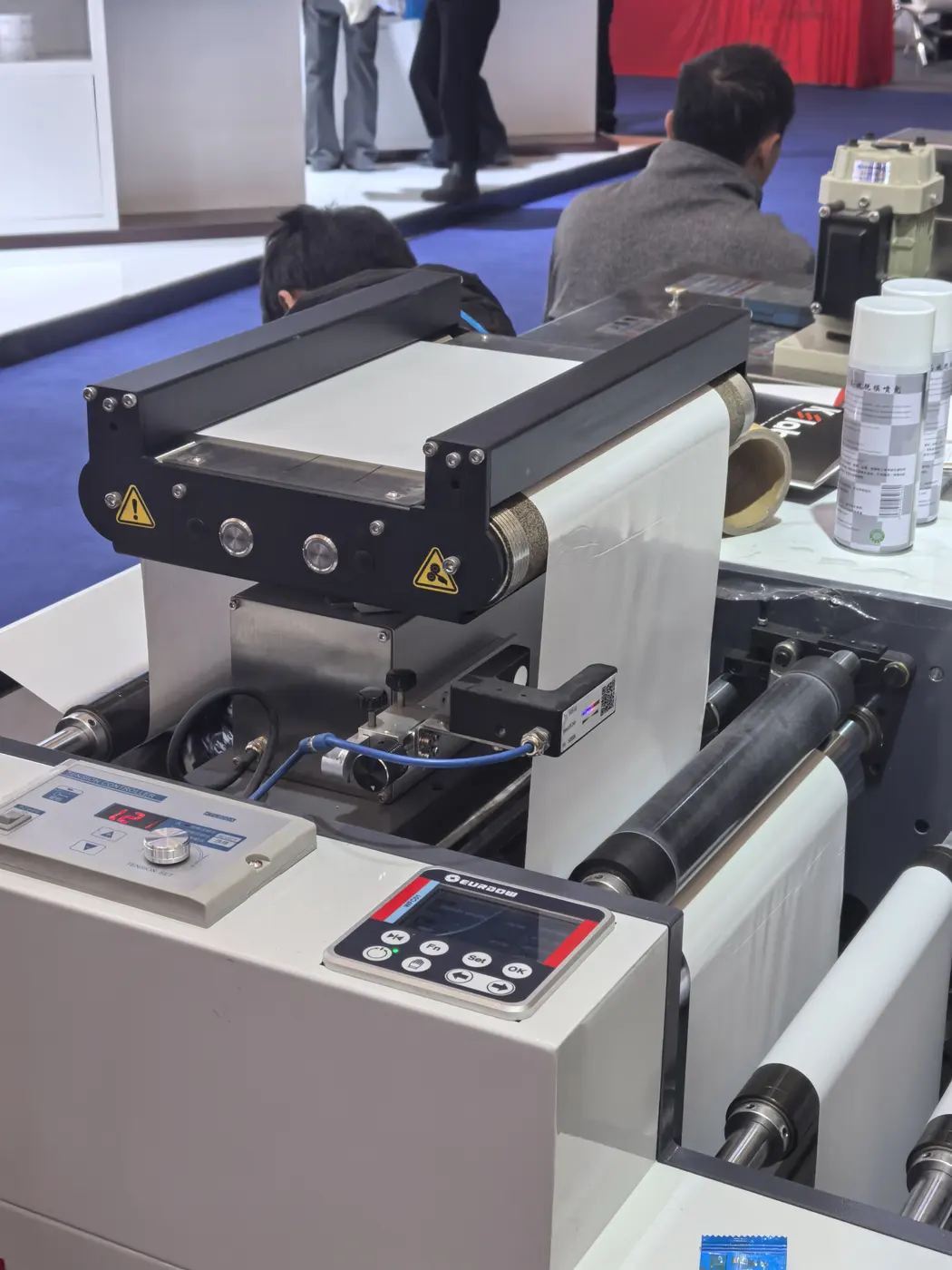 Integrated web guide on a slitting and rewinding section